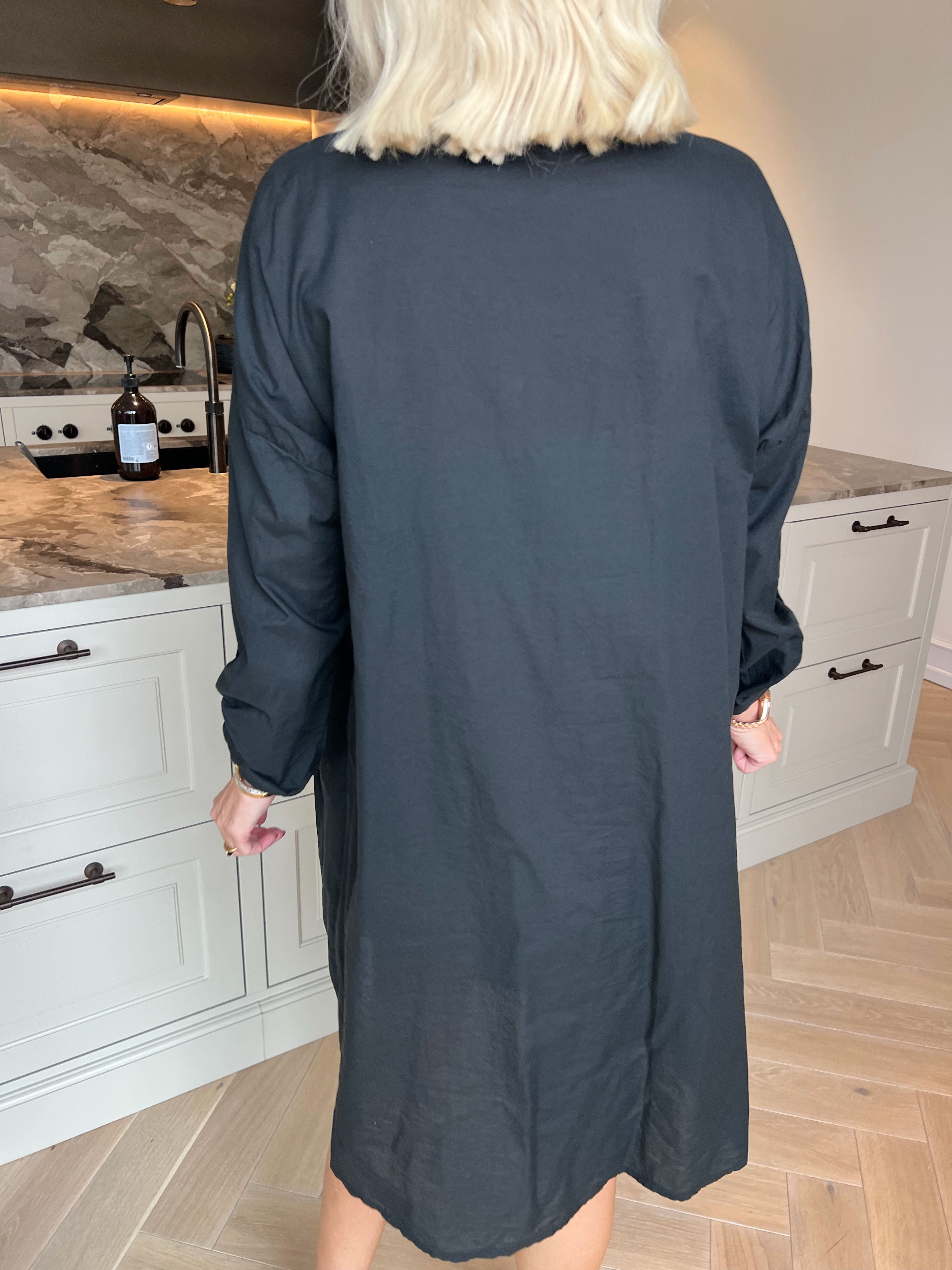 Alfreda - Skjortekjole i bomuld med broderet mønster og pailletter